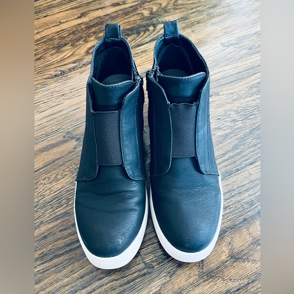 Dream Pairs Shoes - Women’s size 7 Dream pairs black sneaker wedges